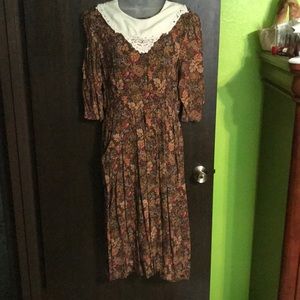 Vintage style flower dress with lace collar